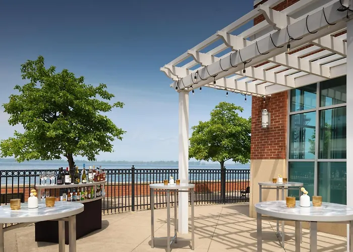 Hotel with view: Sheraton Erie Bayfront Hotel